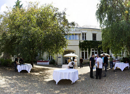 Buffet dans la cour de Bouvet-Ladubay 2