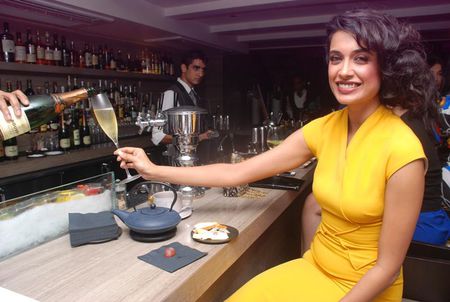 Mannequin Sarah Jane Dias avec une coupe de Bouvet Brut